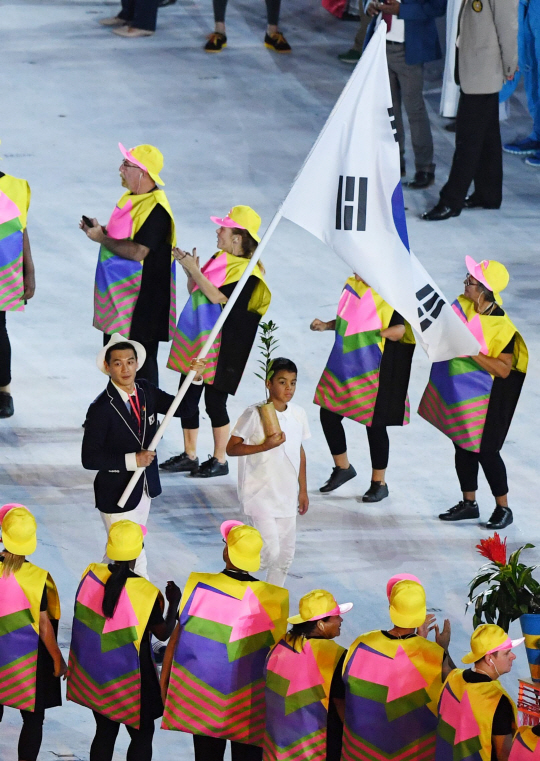 사상 최초로 남미 대륙에서 열리는 2016 리우데자네이루 올림픽이 5일 오후(현지시간) 브라질 리우데자네이루의 마라카낭 주경기장에서 막을 올렸다. 한국 선수단이 기수인 펜싱 구본길을 앞세워 입장하고 있다.
/리우데자네이루=올림픽사진공동취재단