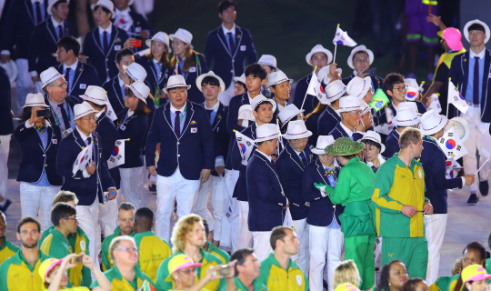 한국 선수단은 6일(한국 시간) 브라질 리우데자네이루 마라카낭 경기장에서 열린 개회식에서 입장하고 있다. /연합뉴스