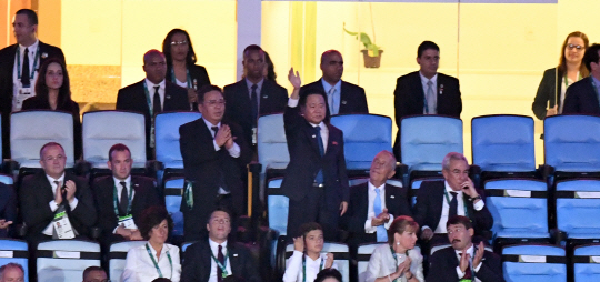마다카낭 주경기장에서 2016 브라질 리우 올림픽 개막식이 열린고 있는 5일 저녁(연지시각) 최룡해 북 노동당 부위원장이 북한 선수들이 입장하자 일어나 손을 흔들고 있다./리우=이호재기자