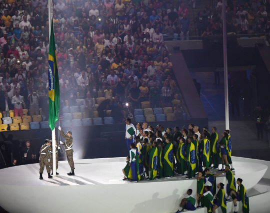 사상 최초로 남미 대륙에서 열리는 2016 리우데자네이루 올림픽이 브라질 리우데자네이루의 마라카낭 주경기장에서 막을 올렸다. 국기게양대에 올려지는 브라질 국기의 모습. 
/리우데자네이루=올림픽사진공동취재단