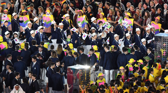 사상 최초로 남미 대륙에서 열리는 2016 리우데자네이루 올림픽이 5일 오후(현지시간) 브라질 리우데자네이루의 마라카낭 주경기장에서 막을 올렸다. 한국 선수단이 기수인 펜싱 구본길을 앞세워 입장하고 있다.
/리우데자네이루=올림픽사진공동취재단