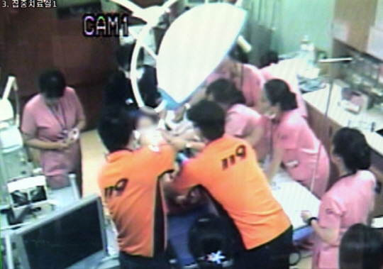 어머니로 부터 학대를 받은 A양이 지난 2일 병원에서 응급치료를 받는 모습이 담긴 폐쇄회로(CC)TV 영상 캡처. /연합뉴스