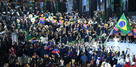 사상 최초로 남미 대륙에서 열리는 2016 리우데자네이루 올림픽이 5일 오후(현지시간) 브라질 리우데자네이루의 마라카낭 주경기장에서 막을 올렸다. 브라질 선수단이 입장하고 있다.
/리우데자네이루=올림픽사진공동취재단