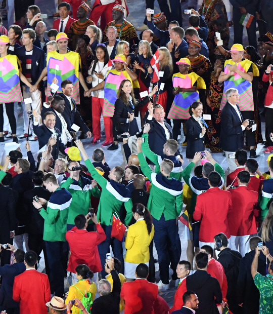 사상 최초로 남미 대륙에서 열리는 2016 리우데자네이루 올림픽이 5일 오후(현지시간) 브라질 리우데자네이루의 마라카낭 주경기장에서 막을 올렸다. 사상 최초의 난민 대표팀이 국기가 아닌 오륜기와 함께 입장하고 있다.
/리우데자네이루=올림픽사진공동취재단