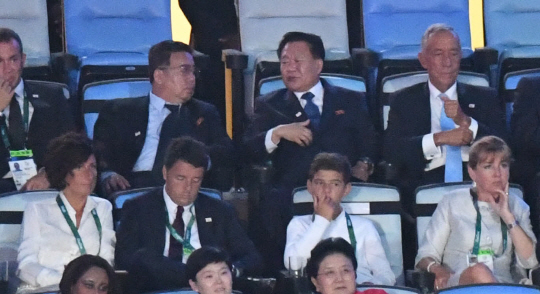 마다카낭 주경기장에서 2016 브라질 리우 올림픽 개막식이 열린고 있는 5일 저녁(연지시각) 최룡해 북 노동당 부위원장이 북한 선수들이 입장하자 동석자와 이야기를 나누고 있다./리우=이호재기자