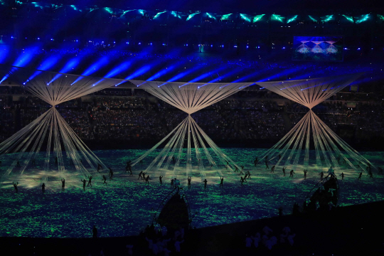 5일 (현지시간) 2016 리우올림픽이  개막한 가운데 브라질 리우 마라카낭 스타디움에서 열린 개막식에서 화려한 개막공연이 펼쳐지고 있다.  /리우데자네이루=올림픽사진공동취재단
