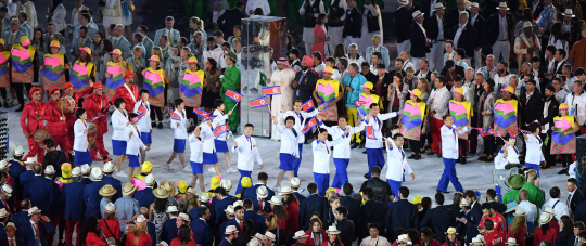 사상 최초로 남미 대륙에서 열리는 2016 리우데자네이루 올림픽이 5일 오후(현지시간) 브라질 리우데자네이루의 마라카낭 주경기장에서 막을 올렸다. 북한 선수단이 입장하고 있다.
/리우데자네이루=올림픽사진공동취재단