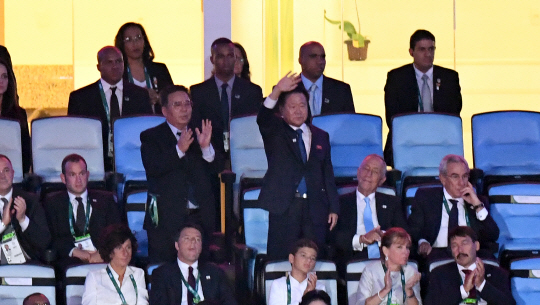 마다카낭 주경기장에서 2016 브라질 리우 올림픽 개막식이 열린고 있는 5일 저녁(연지시각) 최룡해 북 노동당 부위원장이 북한 선수들이 입장하자 일어나 손을 흔들고 있다./리우=이호재기자