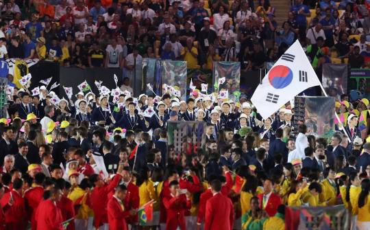 대한민국 입장
사상 최초로 남미 대륙에서 열리는 2016 리우데자네이루 올림픽이 5일 오후(현지시간) 브라질 리우데자네이루의 마라카낭 주경기장에서 막을 올렸다. 한국 선수단이 기수인 펜싱 구본길을 앞세워 입장하고 있다. /리우데자네이루=올림픽사진공동취재단