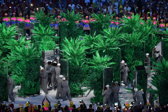 사상 최초로 남미 대륙에서 열리는 2016 리우데자네이루 올림픽이 브라질 리우데자네이루의 마라카낭 주경기장에서 막을 올렸다. 화려한 모습으로 눈길을 사로잡는 개막식 행사의 모습. 
/리우데자네이루=올림픽사진공동취재단