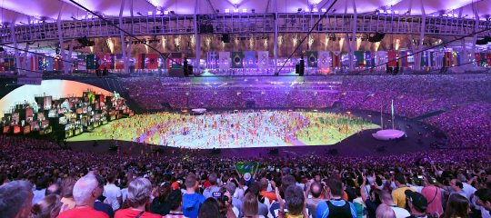 마다카낭 주경기장에서 2016 브라질 리우 올림픽 개막식이 열린고 있는 5일 저녁(현지시각) 각종 공연이 펼쳐지자 관람객들이 박수를 치며 환호 하고 있다./리우데자네이루=올림픽사진공동취재단