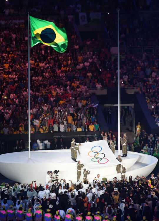 사상 최초로 남미 대륙에서 열리는 2016 리우데자네이루 올림픽이 5일 오후(현지시간) 브라질 리우데자네이루의 마라카낭 주경기장에서 막을 올렸다. 올림픽기가 브라질 국기와 함께 국기게양대에 올라가고 있다.
/리우데자네이루=올림픽사진공동취재단