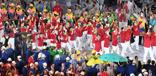 사상 최초로 남미 대륙에서 열리는 2016 리우데자네이루 올림픽이 5일 오후(현지시간) 브라질 리우데자네이루의 마라카낭 주경기장에서 막을 올렸다. 일본 선수단이 입장하고 있다.
/리우데자네이루=올림픽사진공동취재단