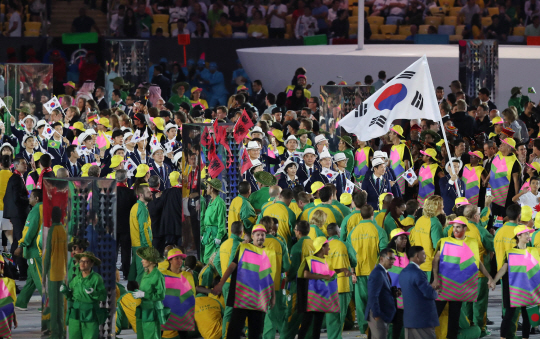 대한민국 입장
사상 최초로 남미 대륙에서 열리는 2016 리우데자네이루 올림픽이 5일 오후(현지시간) 브라질 리우데자네이루의 마라카낭 주경기장에서 막을 올렸다. 한국 선수단이 기수인 펜싱 구본길을 앞세워 입장하고 있다. /리우데자네이루=올림픽사진공동취재단
