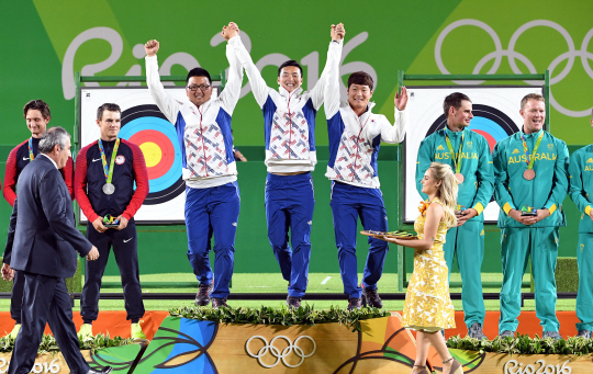 6일 (현지시각) 브라질 리우 마라카낭 삼보드로무 양궁경기장에서 열린 리우 올림픽 남자 양궁단제전 에서 대한민국 남자 양궁팀이 시상식대에 올라 환호하고 있다./리우데자네이루=이호재기자