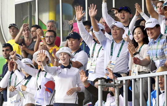 6일 (현지시각) 브라질 리우 마라카낭 삼보드로무 양궁경기장에서 열린 리우 올림픽 남자 양궁단제전 에서 대한민국 남자 양궁팀의 금매달이 확정되자 여자 양궁 대표팀과 정의선 양궁협회 회장이 환호를 하고 있다 ./리우데자네이루=이호재기자