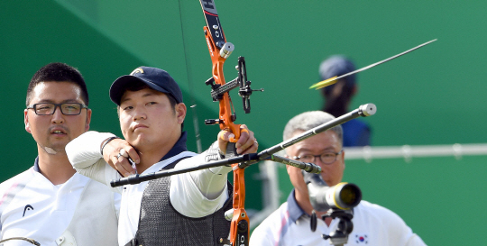 남자 양궁 이승윤  선수가 6일(현지시간) 브라질 리우 마라카낭 삼보드로무 양궁경기장에서 열린 단체 8강전에서 활시위를 당기고 있다./리우데자네이루=이호재기자