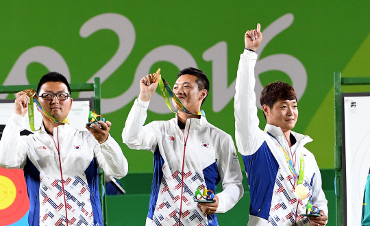 6일 (현지시각) 브라질 리우 마라카낭 삼보드로무 양궁경기장에서 열린 리우 올림픽 남자 양궁단제전 에서 대한민국 남자 양궁팀이 금매달을 목에걸고 환호하고 있다./리우데자네이루=이호재기자