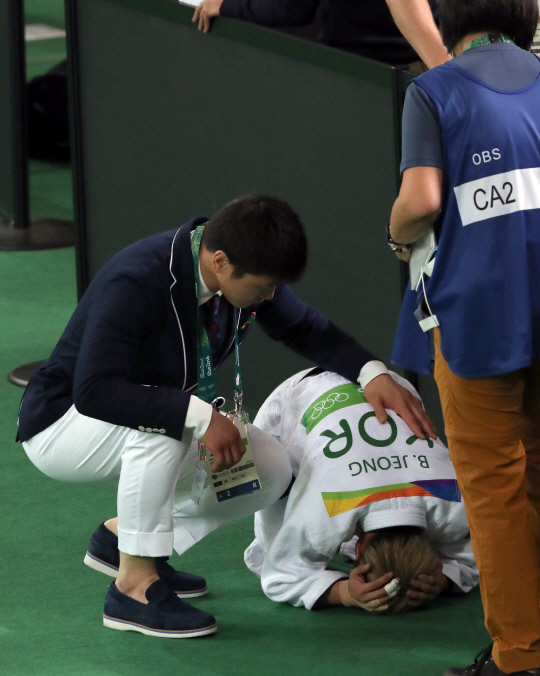 정보경 선수가 5일 오후(현지시간) 브라질 리우데자네이루 바하 올림픽파크 경기장에서 열린 유도 여자 48kg급 이하 결승전에서 아르헨티나 파울라파레토 선수에게 엎어치기 절반을 허용해 패했다. 정 선수가 이원희 코치의 위로를 받으며 퇴장하고 있다. /리우데자네이루=올림픽사진공동취재단