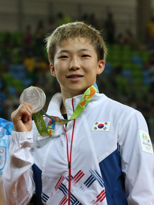 6일 오후(현지시간) 리우데자네이루 올림픽 여자 유도 -48kg에 출전한 정보경이 은메달을 획득했다. 시상식에 참가한 정보경이 메달을 들어보이고 있다./리우데자네이루=올림픽사진공동취재단