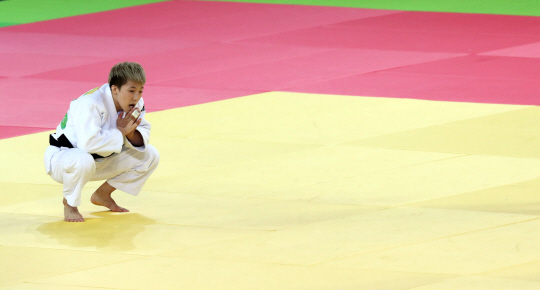 정보경이 7일(한국시간) 리우올림픽 유도 여자 48kg급 결승전에서 아르헨티나 파울라 파레토에게 패한뒤 매트에 앉아 아쉬워하고 있다. /리우데자네이루=올림픽사진공동취재단