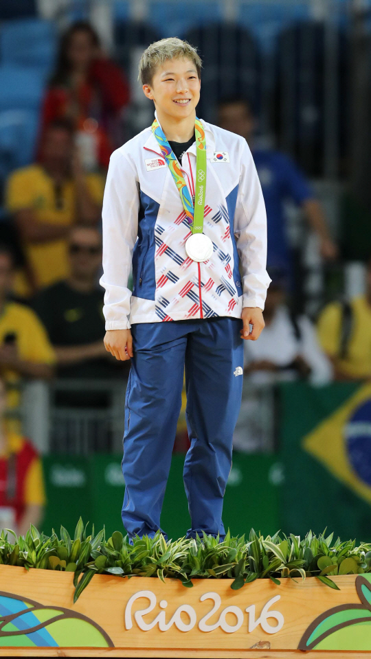 6일 오후(현지시간) 브라질 리우데자네이루 바하 올림픽파크 경기장에서 열린 여자유도 48kg 이하 결승 경기에서 은메달을 딴 정보경 선수가 은메달을 목에 걸고 밝게 웃고 있다./리우데자네이루=올림픽사진공동취재단