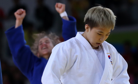 6일 오후(현지시간) 브라질 리우데자네이루 바하 올림픽파크 경기장에서 열린 여자유도 48kg 이하 결승 경기에서 정보경 선수가 폴라 파레토(아르헨티나)에게 패한 뒤 아쉬운 표정을 짓고 있다./리우데자네이루=올림픽사진공동취재단