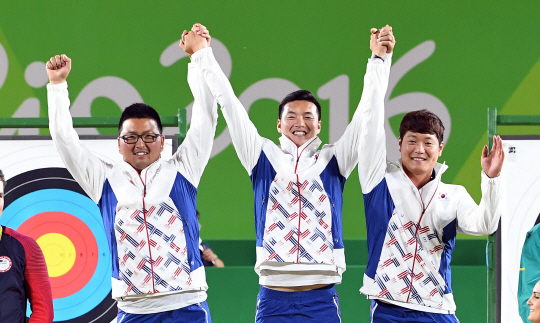 6일 (현지시각) 브라질 리우 마라카낭 삼보드로무 양궁경기장에서 열린 리우 올림픽 남자 양궁단제전 에서 대한민국 남자 양궁팀이 시상식대에 올라 환호하고 있다./리우데자네이루=이호재기자