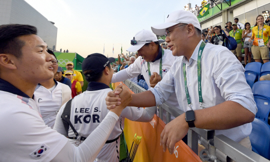 6일 (현지시각) 브라질 리우 마라카낭 삼보드로무 양궁경기장에서 열린 리우 올림픽 남자 양궁단제전 에서 대한민국 남자 양궁팀의 금매달이 확정되자 정의선 대한 양궁협회 회장이 선수단을 격려하고 있다./리우데자네이루=이호재기자