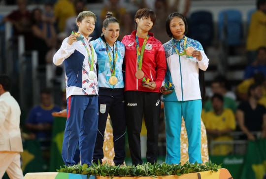 6일 오후(현지시간) 브라질 리우데자네이루 바하 올림픽파크 경기장에서 열린 여자유도 48kg 이하 결승 경기에서 은메달을 딴 정보경 선수가 수상선수들과 기념사진을 찍고 있다./리우데자네이루=올림픽사진공동취재단