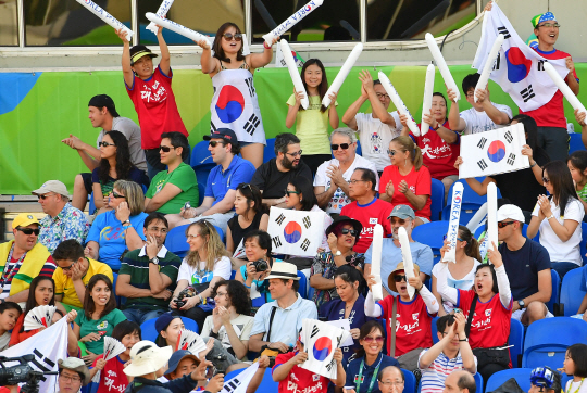 6일 오후(현지시간) 2016 리우올림픽이 열리는 브라질 리우데자네이루 마라카낭 삼보드로무 양궁장에서 열린 양궁 남자 단체전 호주와의 4강전에서 교민들이 한국 선수들을 응원하고 있다./리우데자네이루=올림픽사진공동취재단