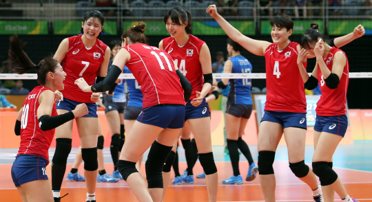 김연경(왼쪽)을 비롯한 한국 여자배구 대표팀 선수들이 6일 밤(한국시간) 2016리우데자네이루올림픽 조별리그 1차전에서 일본에 세트스코어 3대1로 역전승을 거둔 뒤 기쁨을 만끽하고 있다. /리우데자네이루=연합뉴스