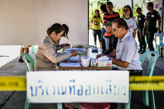 7일(현지시간) 태국 비브람의 한 투표소에서 사람들이 국민투표 참여를 위해 투표인단 등록을 하고 있다. /비브람=AFP연합뉴스