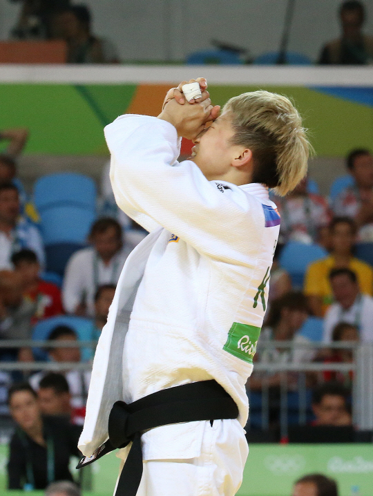 정보경이 7일(한국시간) 유도여자 48㎏급 준결승에서 승리한 뒤 환호하고 있다.     /사진제공=올림픽사진공동취재단