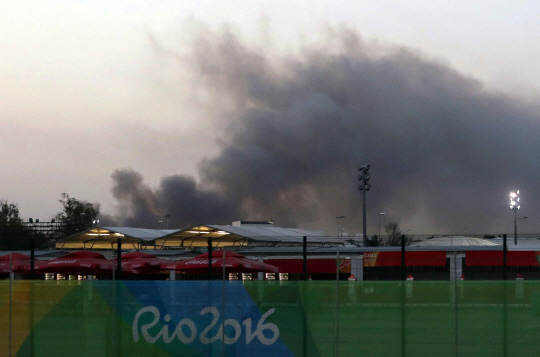 2016 리우올림픽이 열리고 있는 브라질 리우데자네이루 바하 올림픽 파크 인근에서 7일 오전(현지시간) 화재가 발생해 검은 연기가 치솟고 있다./리우데자네이루=올림픽사진공동취재단