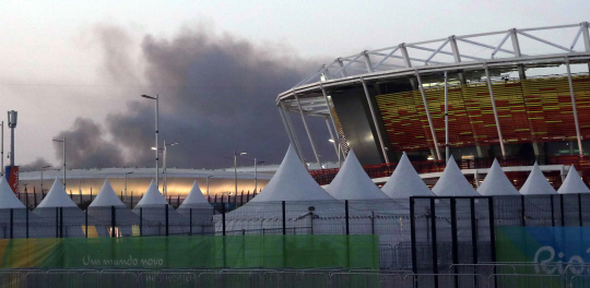 2016 리우올림픽이 열리고 있는 브라질 리우데자네이루 바하 올림픽 파크 인근에서 7일 오전(현지시간) 화재가 발생해 사이클 경기장 너머로 검은 연기가 치솟고 있다./리우데자네이루=올림픽사진공동취재단