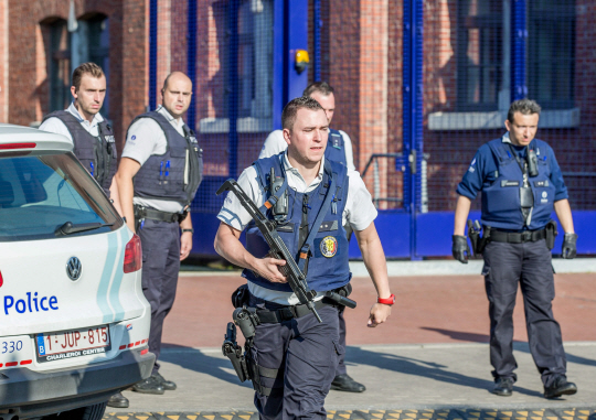 6일(현지시간) 벨기에 샤를루아 경찰서 검문소에서 괴한의 흉기 난동이 벌어진 이후 무장한 경찰관들이 주변을 경계하고 있다./샤를루아=EPA연합뉴스