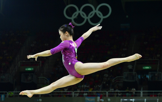 7일 오전(현지시간)  브라질 리우데자네이루 바하 리우올림픽 아레나에서 열린 2016 리우올림픽 기계체조 여자 평균대 예선전에서 한국에 이은주가 열연을 하고 있다. /리우데자네이루=올림픽사진공동취재단