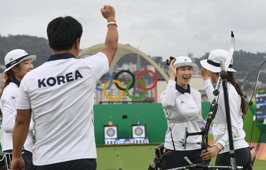 여자 양궁 정혜진, 기보배,최미선 선수가 7일(현지시간) 브라질 리우 마라카낭 삼보드로무 양궁경기장에서 열린 여자 단체전4강전에서 대만을 꺾고 기뻐하고 있다./리우=이호재기자