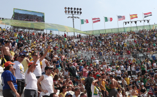 휴일인 7일(현지시간) 브라질 리우 코파카바나 비치발리볼 경기장을 찾은 많은 관람객들이 경기를 보고 있다. /리우=올림픽사진공동취재단