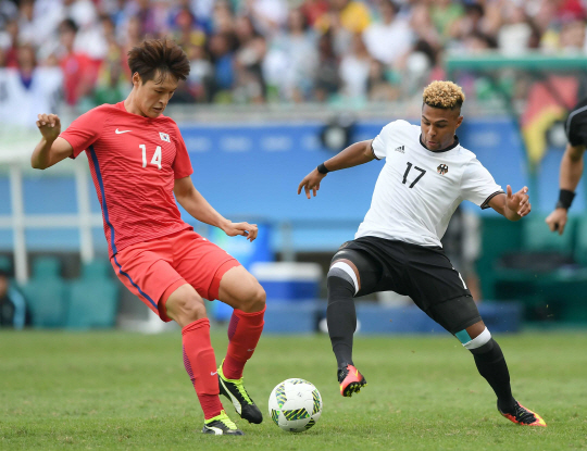 한국 축구대표팀의 박용우(14번)가 7일 오후(현지시간) 브라질 사우바도르 폰치노바 아레나에서 열린 2016리우올림픽 남자축구 조별리그 C조 2차전 한국과 독일의 경기에서 상대 공격을 저지하고 있다. /사우바도르=올림픽사진공동취재단