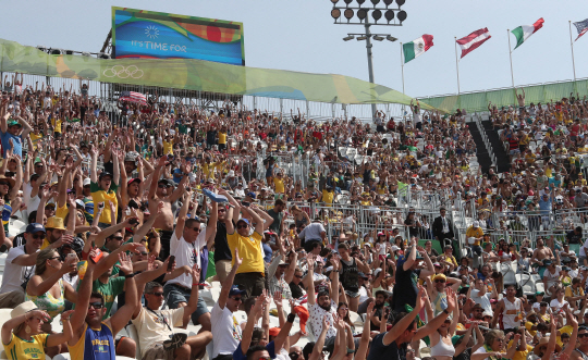 7일 오후(현지시간) 브라질 리우 코파카바나 비치발리볼 경기장을 찾은 관람객들이 여자 비치발리볼 미국과 폴란드의 경기를 보며 환호하고 있다.   /리우=올림픽사진공동취재단