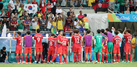 한국 축구대표 선수들이 7일 오후(현지시간) 브라질 사우바도르 폰치노바 아레나에서 열린 2016리우올림픽 남자축구 조별리그 C조 2차전 독일전이 끝난후 응원단에게 인사하고 있다./사우바도르=올림픽사진공동취재단