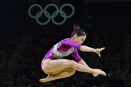 7일 오전(현지시간)  브라질 리우데자네이루 바하 리우올림픽아레나에서 열린 2016 리우올림픽 기계체조 여자 평균대 예선전에서 한국에 이은주가 열연을 하고 있다. /리우데자네이루=올림픽사진공동취재단