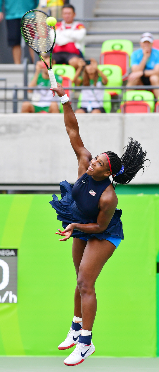 7일 오후(현지시간)  브라질 리우데자네이루 바하 올림픽 테니스 코트에서 열린 2016 리우올림픽 테니스 여자 단식 1회전에서 미국에 세레나 윌리암스가 호주에 다리아 가브릴로바를 상대로 강서브를 날리고 있다./리우=사진공동취재단