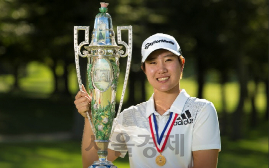 우승 트로피를 들고 포즈 취하는 성은정.　  /사진=USGA 홈페이지 캡처