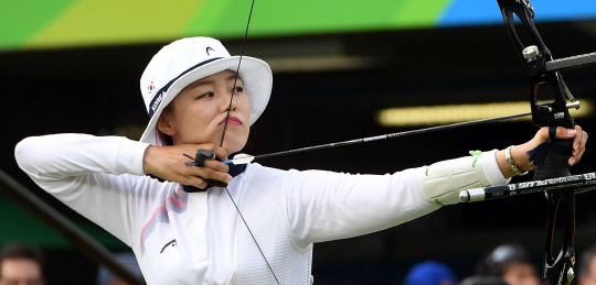 여자 양궁 장혜진 선수가 7일(현지시간) 브라질 리우 마라카낭 삼보드로무 양궁경기장에서 열린 단체 8강전에서 활시위를 당기고 있다./리우=이호재기자