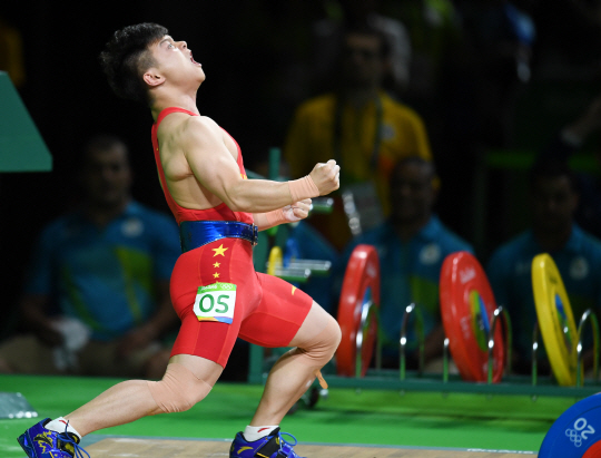 역도 56kg급 중국 룽칭취안이 7일 오후(현지시간) 브라질 리우데자네이루 리우센트로 파빌리온에서 용상 170kg을 성공한 후 환호하고 있다./리우데자네이루=올림픽사진공동취재단