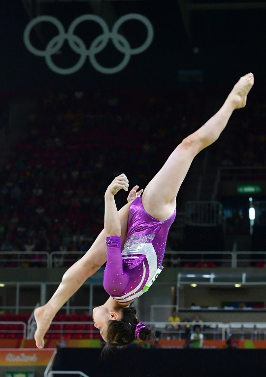 7일 오전(현지시간)  브라질 리우데자네이루 바하 리우올림픽아레나에서 열린 2016 리우올림픽 기계체조 여자 평균대 예선전에서 한국에 이은주가 열연을 하고 있다. /리우데자네이루=올림픽사진공동취재단