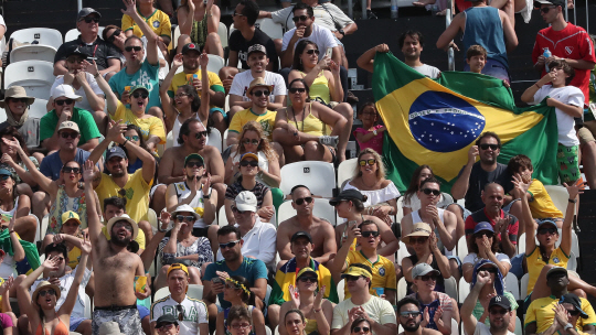 휴일인 7일(현지시간) 브라질 리우 코파카바나 비치발리볼 경기장을 찾은 많은 관람객들이 경기를 보고 있다.  /리우=올림픽사진공동취재단